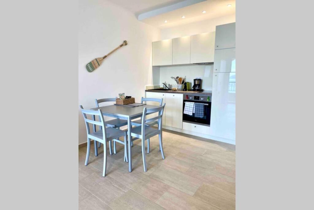 3 Personnes Front De Apartamento Tiuccia